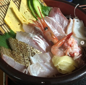 新鮮で豪華な海鮮丼　魚料り　かさはら　新潟県上越市
