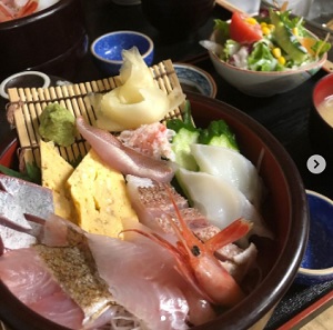 お魚名人と寿司職人がつくる旬の新鮮贅沢海鮮丼　魚料り　かさはら　新潟県上越市直江津