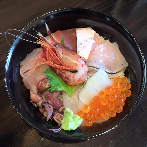 海鮮丼や天ぷら、抹茶プリンのセット持田定食が人気　持田屋　新潟県佐渡市
