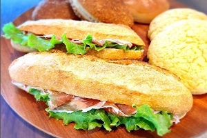 新潟市南区にある人気のパン屋　生ハム＆バゲットサンドとカレーパンが人気