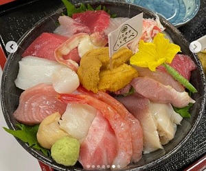 割烹食堂いそべの本気丼（海鮮丼）新潟県村上市