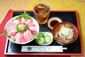 本マグロの頭を使用した本マグロ丼（ずど～ん）割烹食堂　いそべ　村上市・新潟