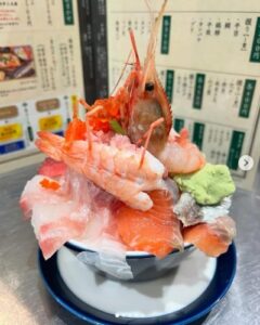 見附市「大漁」のデカ盛り原価丼（海鮮丼）が凄すぎと話題！