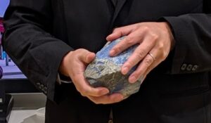 【国内初】糸魚川で「ラピスラズリ」発見！？ヒスイとの共演は世界唯一らしい！