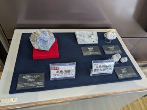 糸魚川でラピスラズリ発見！どこで拾える？なぜ「本物」と断定できた？と展示公開の最新情報（2026年3月）