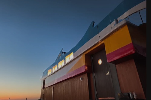 【佐渡】伝説のサメ船が一棟貸し宿で復活！