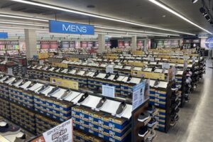【長岡】県内初上陸！手を使わず履けるで話題の靴「スケッチャーズのアウトレット店」が4月8日オープン！