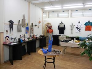 【西蒲区巻】商店街の奥に広がるアート空間！シンガーソングライター「たっさん」が営む「にいだやギャラリー野衣」